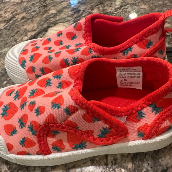 *brand new with tags* Strawberry Print Kids Water Shoes - Rubber sole - Picture 3 of 6